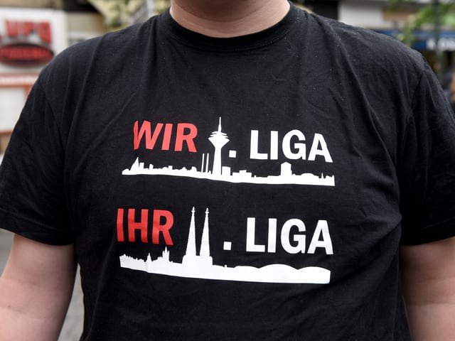 Ein Fortuna-Fan mit neckischem T-Shirt. Ein Fortuna-Fan mit neckischem T-Shirt.