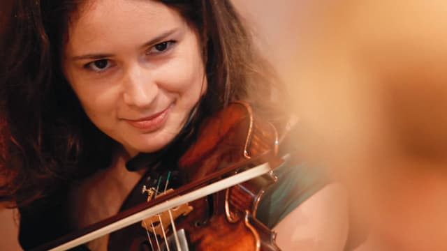 Video «Patricia Kopatchinskaja: «Ich habe dich spielen gehört»» abspielen Video «Patricia Kopatchinskaja: «Ich habe dich spielen gehört»» abspielen