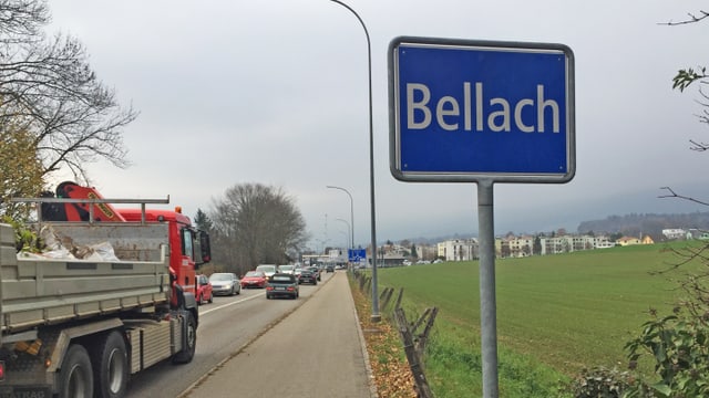 Ortsschild von Bellach mit Stau auf der Strasse Ortsschild von Bellach mit Stau auf der Strasse