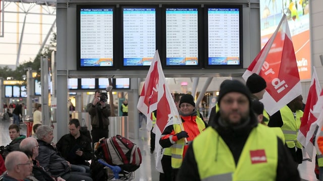 Gewerkschaft Verdi streikt am Düsseldorfer Flughafen. (Archiv) Gewerkschaft Verdi streikt am Düsseldorfer Flughafen. (Archiv)