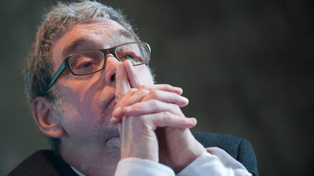 Ueli Affolter blickt kritisch. Ueli Affolter blickt kritisch.
