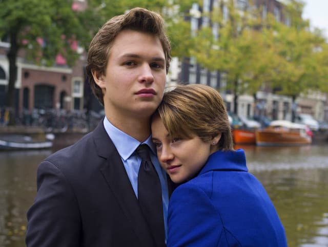 Ein Junge und ein Mädchen schmiegen sich am Rand einer Amsterdamer Gracht aneinander. Ein Junge und ein Mädchen schmiegen sich am Rand einer Amsterdamer Gracht aneinander.