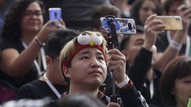 Menschen filmen mit ihren Smartphones die Konferenz Menschen filmen mit ihren Smartphones die Konferenz