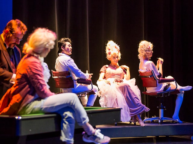 Bühne mit sitzenden kostümierten Schauspielern Bühne mit sitzenden kostümierten Schauspielern