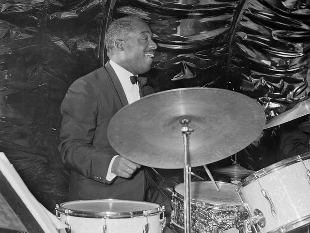 Schlagzeuger Kenny Clarke spielt sein Instrument. Schlagzeuger Kenny Clarke spielt sein Instrument.