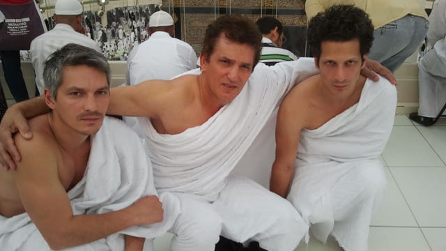 Der ORF-Redakteur Faris Rahoma bei der Umrah, der kleinen Pilgerfahrt, mit seinem ägyptischen Vater Nabil Rahoma und seinem Bruder und Kameramann Karim Rahoma (von links nach rechts) vor der Kaaba, in Mekka/Saudi Arabien.