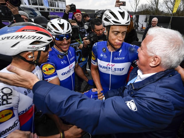 Der sportliche Leiter von QuickStep, Patrick Lefevere, feiert mit Zdenek Stybar, Philippe Gilbert und Niki Terpstra. Der sportliche Leiter von QuickStep, Patrick Lefevere, feiert mit Zdenek Stybar, Philippe Gilbert und Niki Terpstra.
