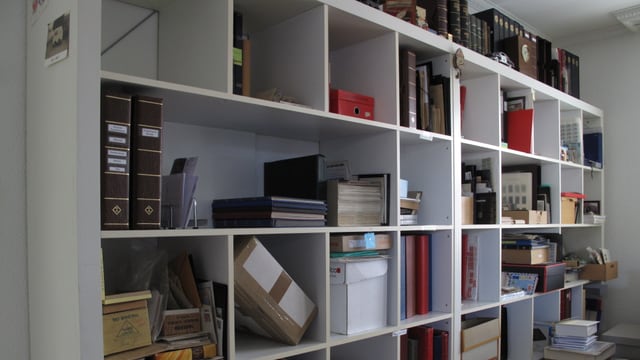 Bücherregal mit Briefmarkenalben Bücherregal mit Briefmarkenalben