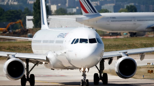Ein Flugzeug der Air France auf der Piste. Ein Flugzeug der Air France auf der Piste.