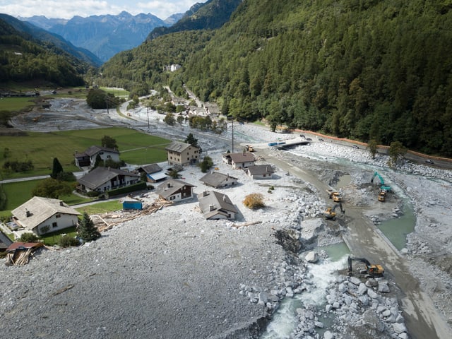 Luftaufnahme von Bondo nach dem Bergsturz Luftaufnahme von Bondo nach dem Bergsturz