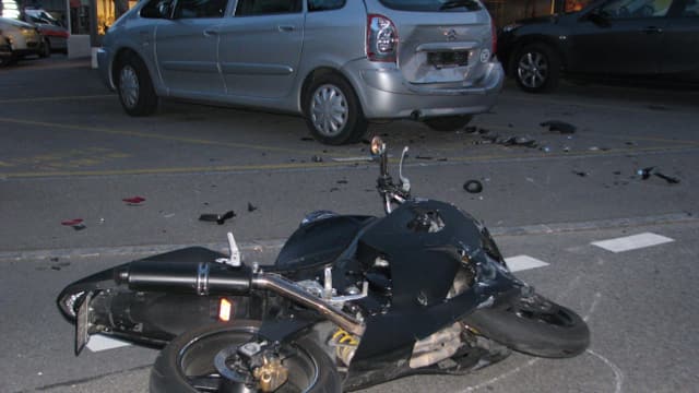 An der Beule im silbernen Auto im Hintergrund lässt sich die Wucht des Aufpralls erkennen. An der Beule im silbernen Auto im Hintergrund lässt sich die Wucht des Aufpralls erkennen.