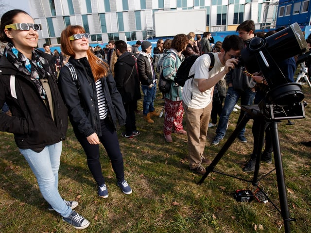 Zu sehen ist ein grosses Fernglas an der Eidgenössisch Technischen Hochschule Lausanne.