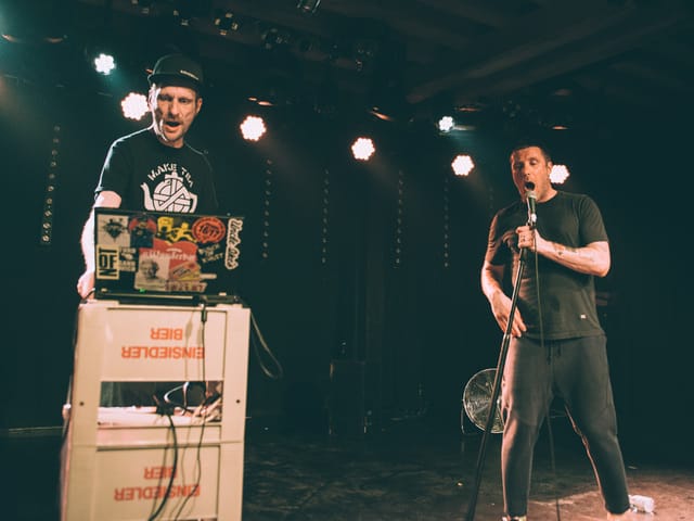 Jason (r.) schreibt die Texte auf dem Smartphone. Zusammen mit Produzent Andrew (l.) editiert er die ranzigen Gedichte auf einen Beat. Jason (r.) schreibt die Texte auf dem Smartphone. Zusammen mit Produzent Andrew (l.) editiert er die ranzigen Gedichte auf einen Beat.