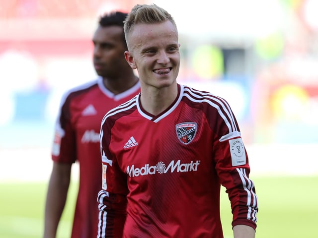 Florent Hadergjonaj lacht