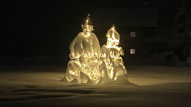 Verschneites Traumpaar: Schneeskulptur in Sils-Maria im Oberengadin. Verschneites Traumpaar: Schneeskulptur in Sils-Maria im Oberengadin.
