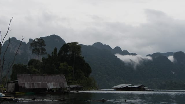 Schwimmendes Fischerdorf im Nationalpark Khao Sok Schwimmendes Fischerdorf im Nationalpark Khao Sok