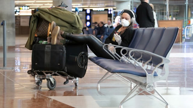 Touristin wartet an Flughafen Nizza. Touristin wartet an Flughafen Nizza.