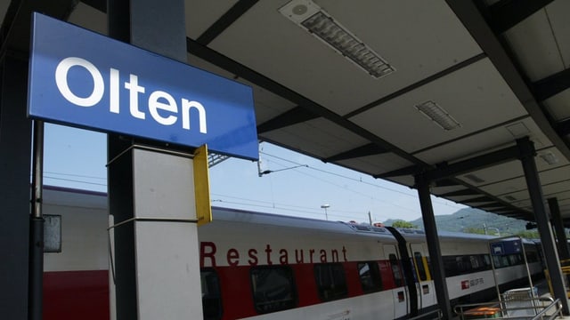Ein ICN-Zug steht am Bahnhof Olten, im Vordergrund das blaue SBB-Ortsschild