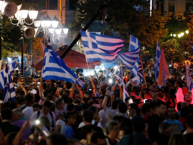 Die Nein-Anhänger jubeln auf dem Syntagma-Platz in Athen. 