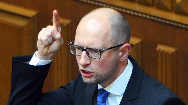 Arseni Jazenjuk spricht mit erhobenem Finger Arseni Jazenjuk spricht mit erhobenem Finger