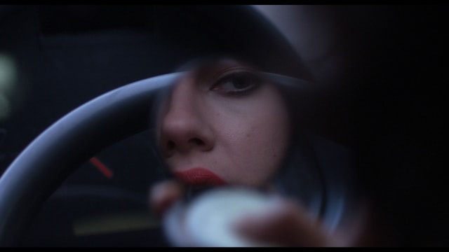Scarlett Johansson schminkt sich ihre Lippen rot Scarlett Johansson schminkt sich ihre Lippen rot