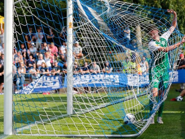 Cedric Itten holt den Ball aus dem Netz. Cedric Itten holt den Ball aus dem Netz.