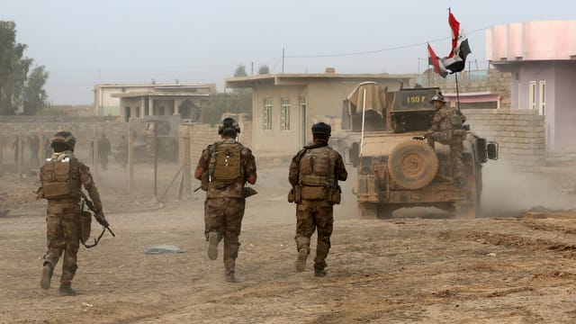 Zu sehen sind irakische Soldaten beim Kampf um Mossul. Zu sehen sind irakische Soldaten beim Kampf um Mossul.