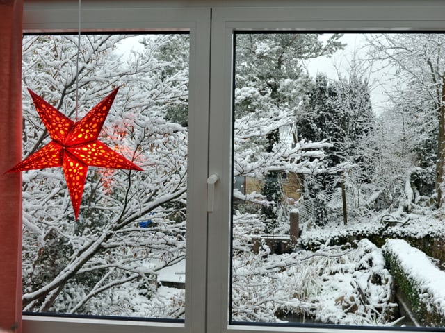 Ein Blick aus dem Fenster: Im Garten des Hauses liegt etwas 3 oder 4 Zentimeter Schnee. Ein Blick aus dem Fenster: Im Garten des Hauses liegt etwas 3 oder 4 Zentimeter Schnee.