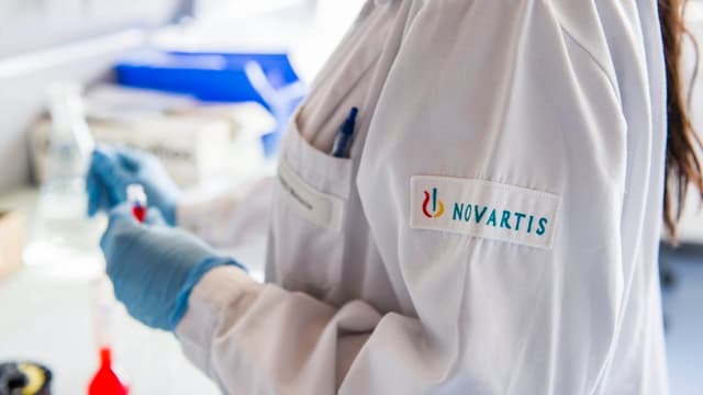 Frau mit Novartis-Kittel Frau mit Novartis-Kittel