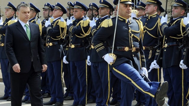 Orban vor Militärs. Orban vor Militärs.