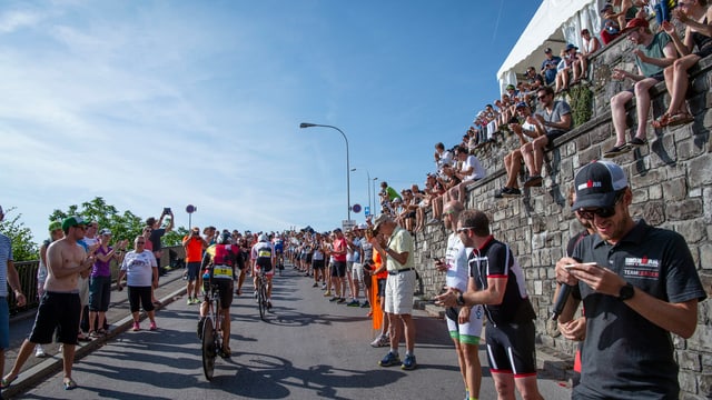 Zahlreiche Zuschauern feuern die Triathleten auf der Radstrecke an. Zahlreiche Zuschauern feuern die Triathleten auf der Radstrecke an.