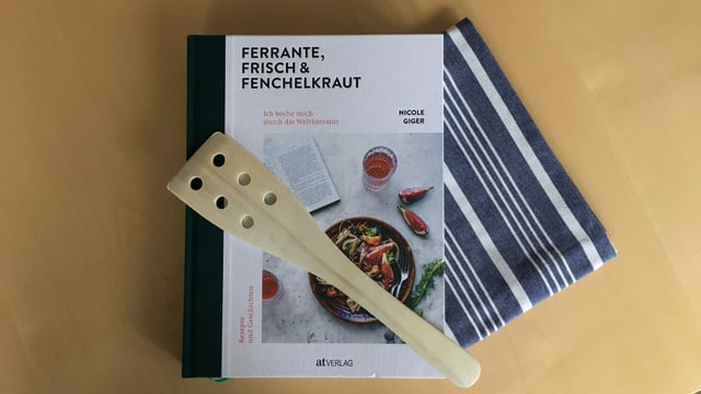 Kochbuch «Ferrante, Frisch & Fenchelkraut» auf Holztischplatte. Kochbuch «Ferrante, Frisch & Fenchelkraut» auf Holztischplatte.