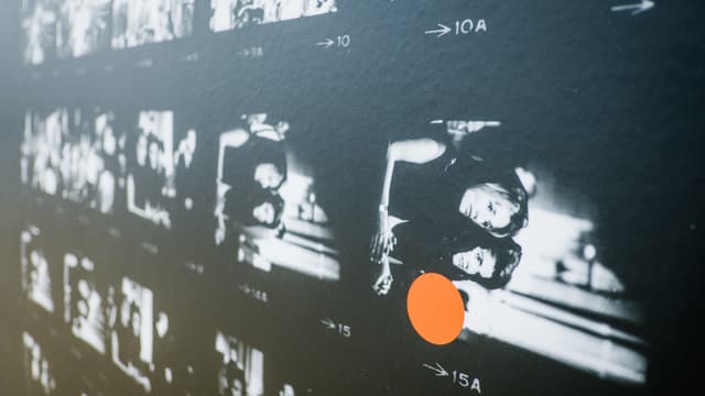 Kontaktabzüge von der trauernden Jackie Kennedy und ihrer Schwester Lee Radziwill. Kontaktabzüge von der trauernden Jackie Kennedy und ihrer Schwester Lee Radziwill.