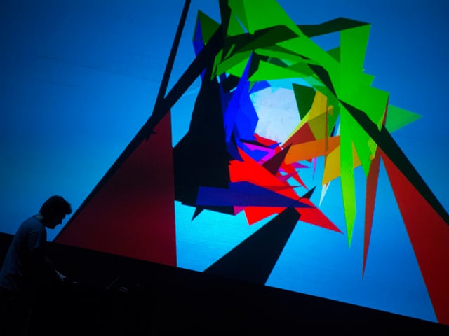 Ein Mann, kaum zu sehen vor lauter bunter Visuals. Ein Mann, kaum zu sehen vor lauter bunter Visuals.