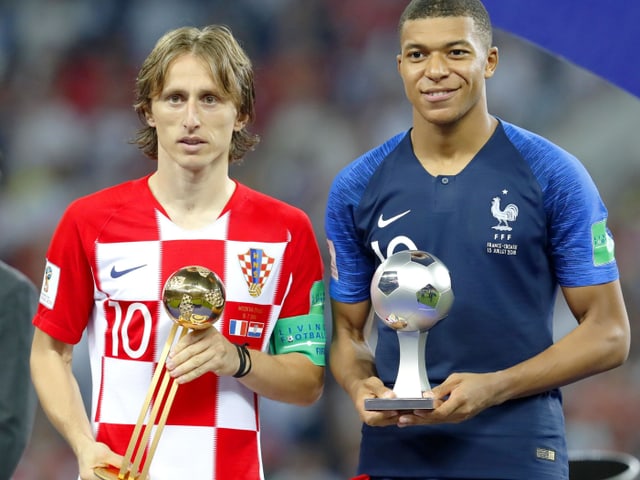 Luka Modric und Kylian Mbappé zeigen ihre Auszeichnungen Luka Modric und Kylian Mbappé zeigen ihre Auszeichnungen