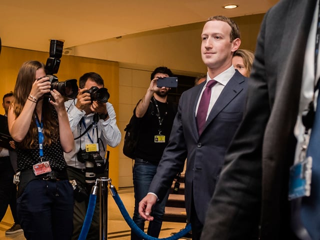 Zuckerberg verlässt das EU-Parlament in Brüssel nach der Anhörung Zuckerberg verlässt das EU-Parlament in Brüssel nach der Anhörung