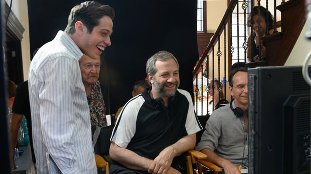 Pete Davidson (links) mit Co-Autor und Regisseur Judd Apatow (Mitte) in einer Drehpause. Pete Davidson (links) mit Co-Autor und Regisseur Judd Apatow (Mitte) in einer Drehpause.