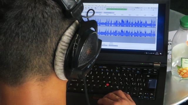 Ein Radioreporter sitzt vor einem Laptop und schneidet Töne zurecht. Ein Radioreporter sitzt vor einem Laptop und schneidet Töne zurecht.