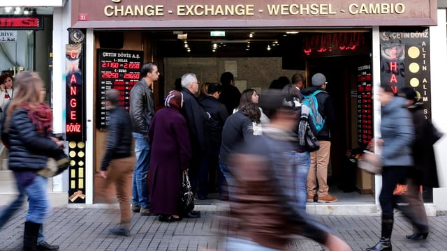 Menschen stehen vor einem Wechselstube Schlange. Menschen stehen vor einem Wechselstube Schlange.