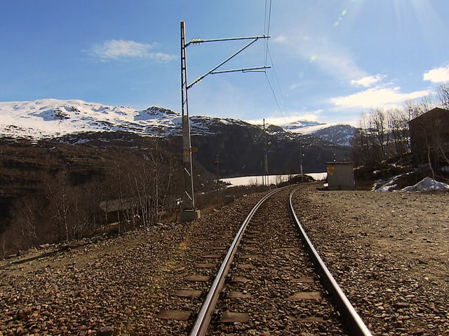 Blick aus einer Lokomotive auf die Gleise. Blick aus einer Lokomotive auf die Gleise.