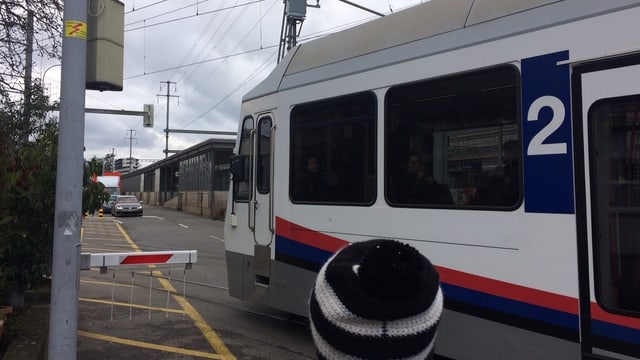 Stark befahreren Strasse - Tram fährt durch Stark befahreren Strasse - Tram fährt durch