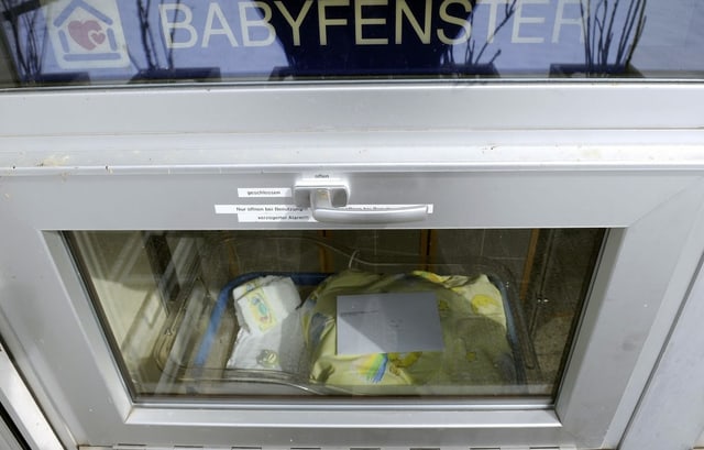 Das Babyfenster des Spitals Einsiedeln Das Babyfenster des Spitals Einsiedeln