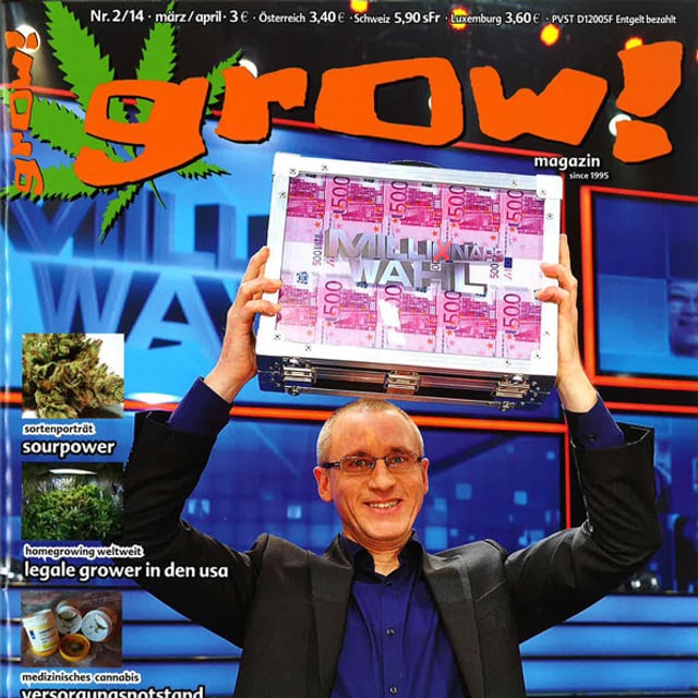 Cover der Zeitschrift Grow. Ein Mann hält einen Geldkoffer in die Höhe. Cover der Zeitschrift Grow. Ein Mann hält einen Geldkoffer in die Höhe.