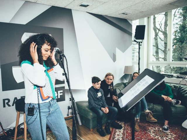 Danitsa coverte «Change», ein Song des Genfer Electro-Pop-Duos Lipka.