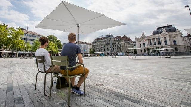 Sonnenschirm auf Platz vor Oper Zürich. Sonnenschirm auf Platz vor Oper Zürich.
