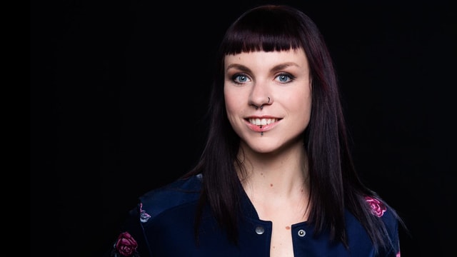 Porträt von Rika Brune von Radio SRF 3. Porträt von Rika Brune von Radio SRF 3.