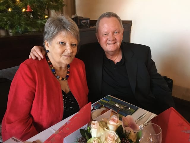 Rita Schäfer mit Moderator Jörg Stoller am gedeckten Tisch in der Aula. Rita Schäfer mit Moderator Jörg Stoller am gedeckten Tisch in der Aula.
