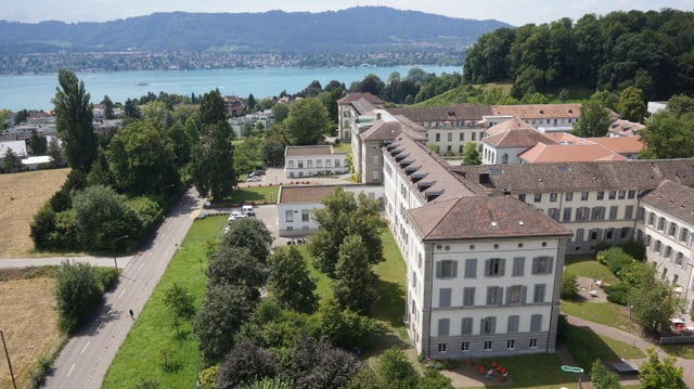 Eine Häuserzeile, im Hintergrund der Zürichsee. Eine Häuserzeile, im Hintergrund der Zürichsee.