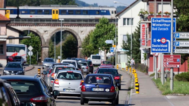 Autos und Zug Autos und Zug