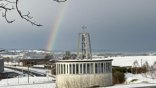 Regenbogen über dem Pfarreizentrum in Bonschhofen. Regenbogen über dem Pfarreizentrum in Bonschhofen.